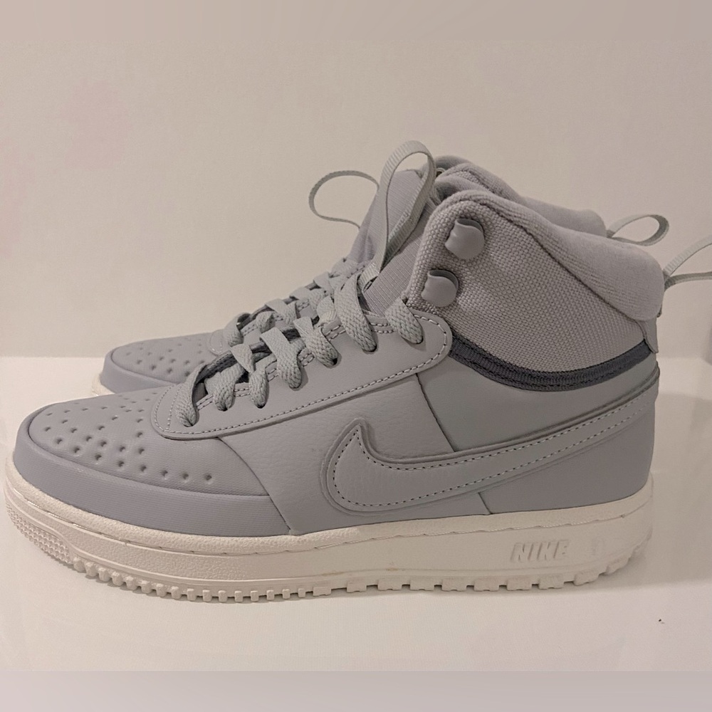 Nike Men’s High-Top Athletic Sneakers in Light Gray and White - Picture 3 of 6